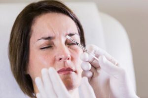 A toxina botulínica, também conhecida como botox, é um tratamento estético amplamente utilizado para reduzir e prevenir rugas e linhas de expressão no rosto. Ela é uma neurotoxina produzida pela bactéria Clostridium botulinum, e seu uso na estética é seguro quando administrado por profissionais qualificados em doses apropriadas.